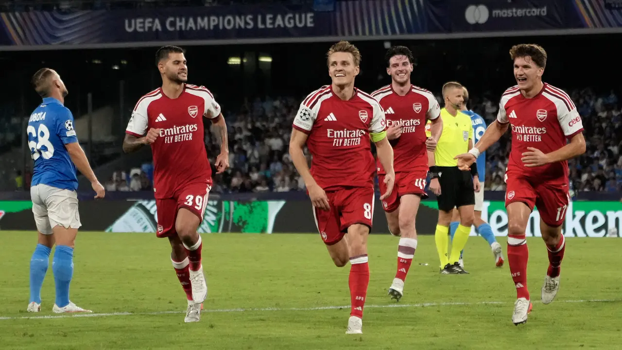 Pemain Arsenal Martin Odegaard (tengah) merayakan gol bersama rekan-rekan setimnya