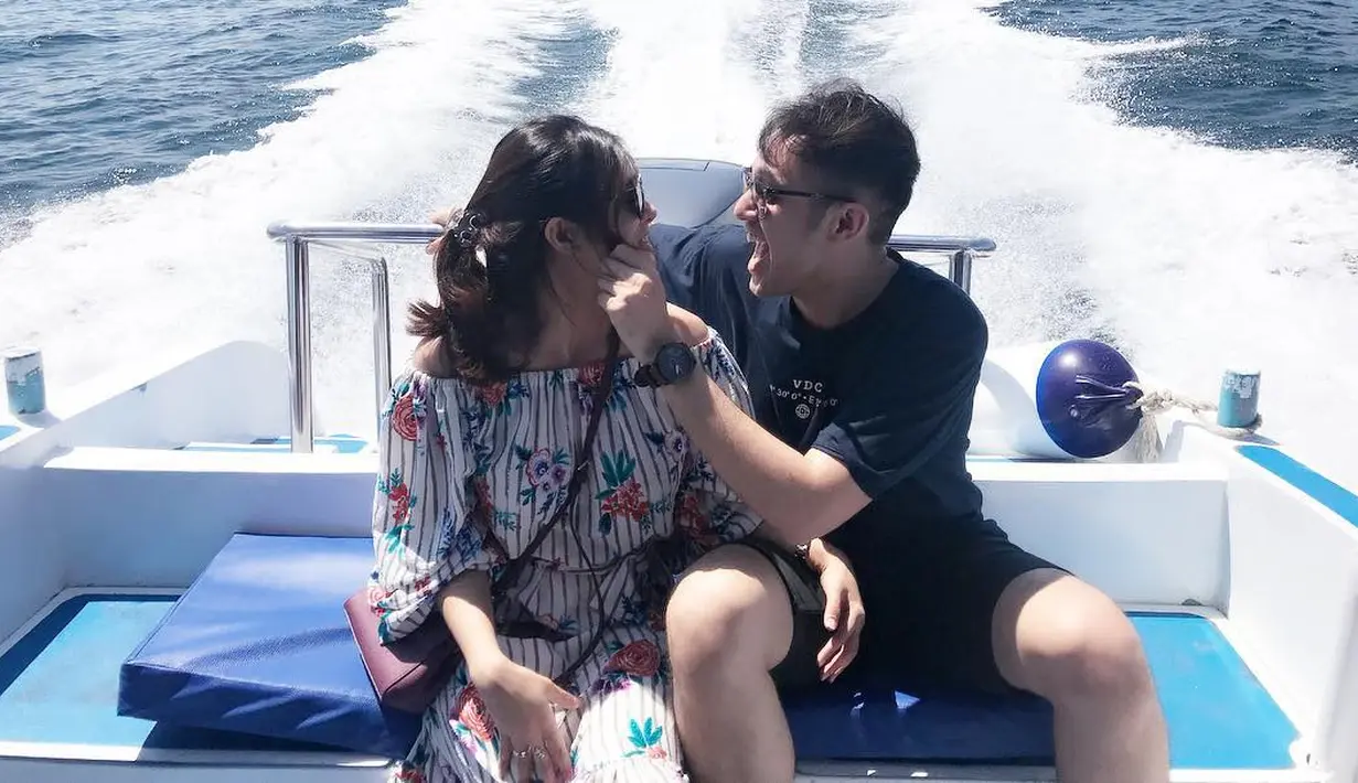 Tampaknya Rifky Balweel gemes dengan pipi milik Biby Alraen. (Foto: instagram.com/bibyalraen13)