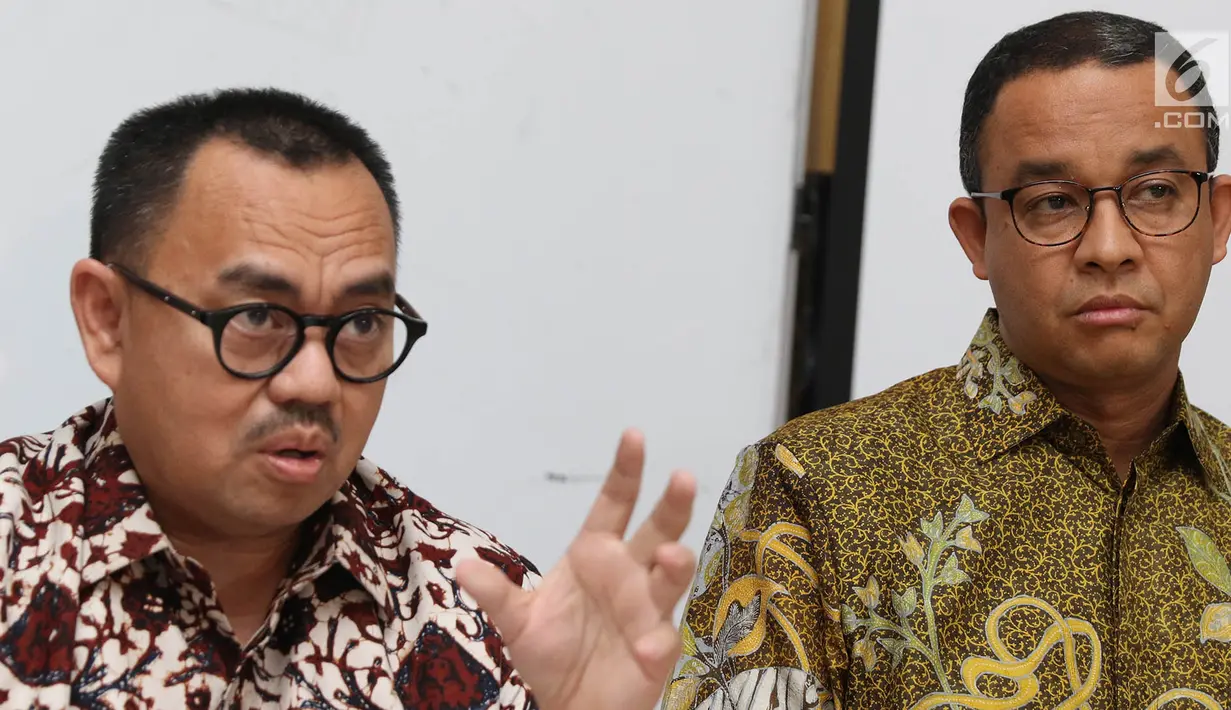 Gubernur terpilih DKI Jakarta, Anies Baswedan bersama Ketua Tim Sinkronisasi Sudirman Said ketika penyerahan laporan hasil kerja tim sinkronisasi di Jakarta, Jumat (13/10). (Liputan6.com/Immanuel Antonius)