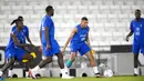 Pemain Prancis Kylian Mbappe (tengah) berlatih dengan rekan setimnya saat sesi latihan di Stadion Jassim Bin Hamad, Doha, Qatar, 28 November 2022. Prancis akan melawan Tunisia di Piala Dunia pada 30 November 2022. (AP Photo/Christophe Ena)