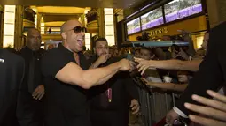 Pria berusia 47 tahun itu menyapa penggemarnya ketika mengadiri premiere film "Guardians Of The Galaxy" di Hollywood, California, Selasa (22/7/14). (REUTERS/Mario Anzuoni)