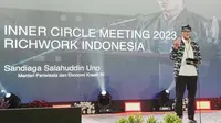 Menteri Pariwisata dan Ekonomi Kreatif Sandiaga Salahuddin Uno memberikan sambutan dalam Titanium Inner Circle Meeting pengusaha asal Malaysia dan Indonesia di Jakarta, Senin (6/3/2023). (Ist)