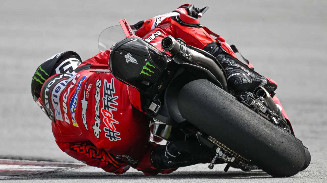 Foto: Kesibukan Pebalap MotoGP saat Hari Pertama Tes Pramusim di Malaysia, Bezzecchi Tercepat dengan Ducati Desmosedici