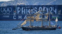 Kapal abad ke-19 bernama Belem yang membawa obor Olimpiade Paris 2024 saat upacara penyambutan kedatangan api Olimpiade dan Paralimpiade Paris 2024 di Vieux-Port (Pelabuhan Tua) Marseille, Pranci, Rabu (08/05/2024) waktu setempat. (AFP/Sylvain Thomas)