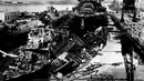 Suasana usai penyerangan udara Jepang di Pearl Harbor, Hawaii, AS 7 Desember 1941. Dalam serangan udara tersebut, Jepang merusak delapan kapal perang dan 188 pesawat tempur AS. (Reuters/U.S Navy)