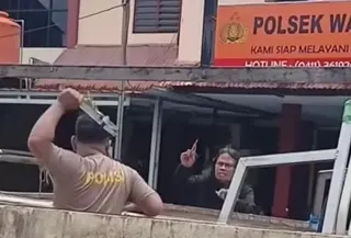 Video viral Pria mengamuk di Polsek dan mengancam Polisi pakai obeng. (istimewa)