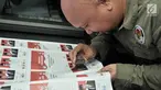 Komisioner KPU Ilham Saputra mengecek kualitas surat suara Pilpres 2019 saat pencetakan perdana di Jakarta, Minggu (20/1). KPU memberi kepercayaan PT Aksara Grafika Pratama untuk mencetak surat suara 72,35 juta lembar. (Merdeka.com/Iqbal S. Nugroho)
