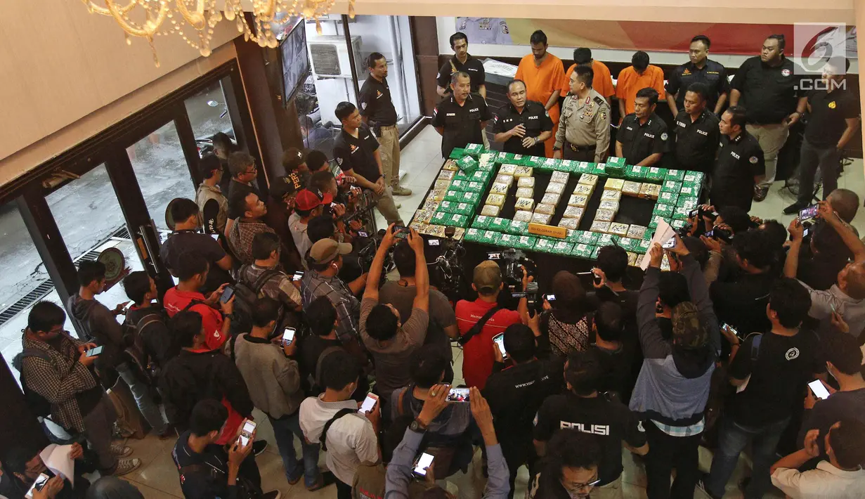 Jajaran DitTipid Narkoba Bareskrim Mabes Polri menunjukkan barang bukti sabu saat rilis di Jakarta, Kamis (21/12). Rencananya sabu tersebut akan diedarkan di sejumlah wilayah di Indonesia. (Liputan6.com/Herman Zakharia)