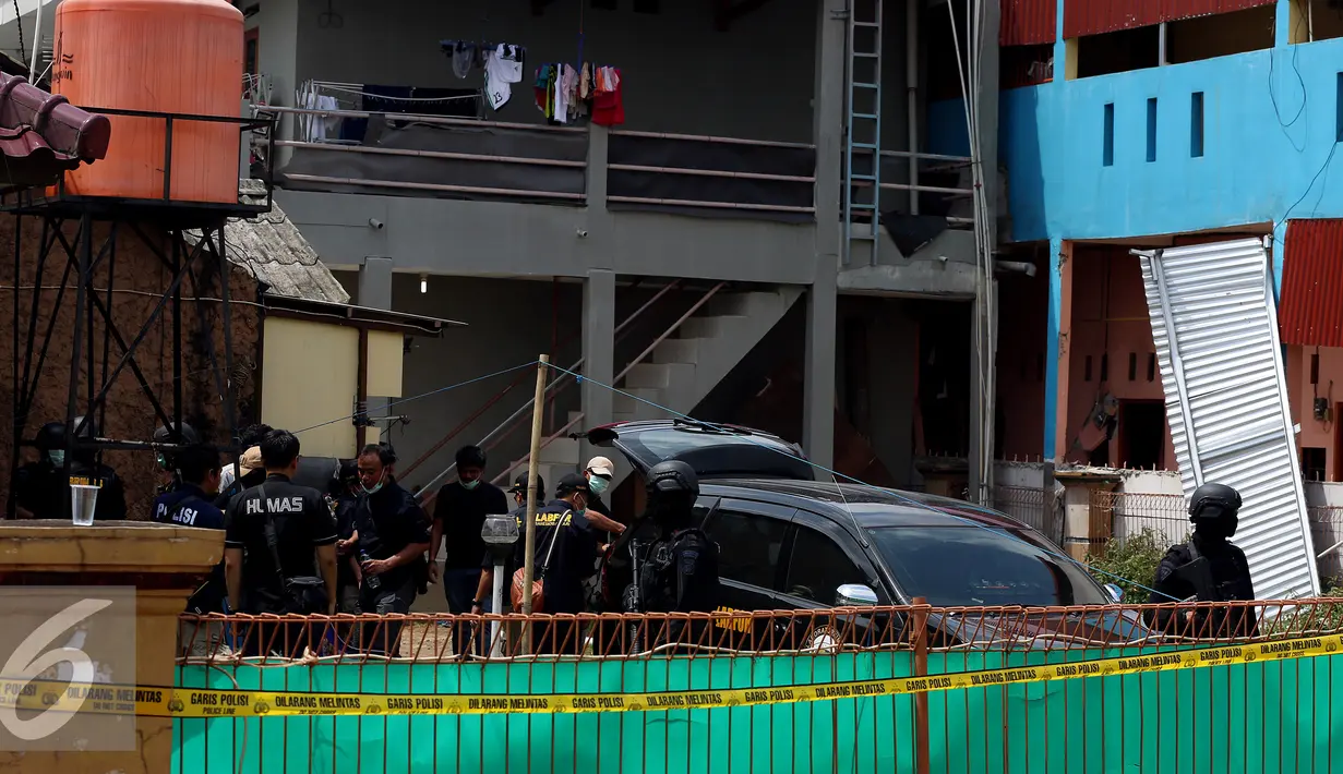Petugas menggelar olah TKP di rumah terduga anggota jaringan teroris, Bekasi, Minggu (11/12). Densus 88 menangkap tiga orang terduga anggota kelompok teroris dan menemukan bom siap ledak. (Liputan6.com/Johan Tallo)