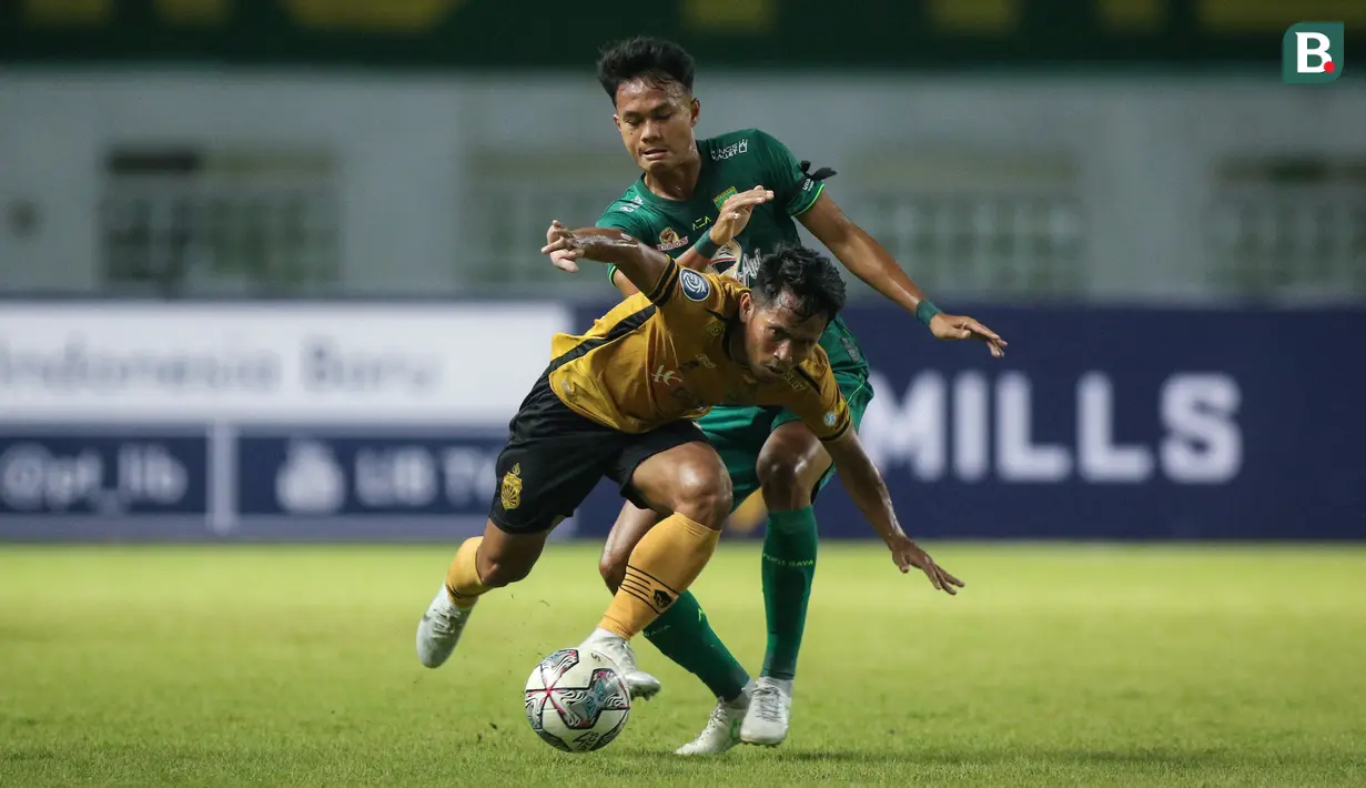 <p>Pemain Bhayangkara FC, Andik Vermansah (kiri) berusaha melewati pemain Persebaya Surabaya, Koko Ari Araya dalam laga pekan ke-3 BRI Liga 1 2022/2023 antara Bhayangkara FC melawan Persebaya Surabaya di Stadion Wibawa Mukti, Cikarang, Minggu (7/8/2022) malam WIB. (Bola.com/Bagaskara Lazuardi)</p>