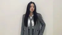 Jisoo Blackpink styling rok mini (Instagram @sooyaaa__)