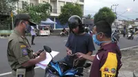 Cek poin pemeriksaan pengguna jalan di Purwokerto, termasuk kewajiban penggunaan masker. (Foto: Liputan6.com/Humas Pemkab Banyumas)