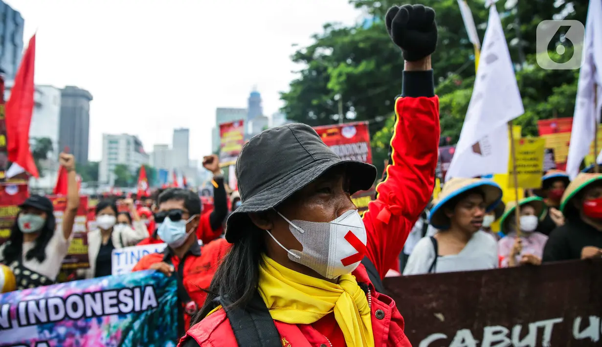 Aksi demonstrasi elemen buruh dan mahasiswa yang bertepatan dengan Hari Sumpah Pemuda di Kawasan Patung Kuda, Jakarta, Kamis (28/10/2021). Sejumlah tuntutan mereka salah satunya, pencabutan UU Nomor 11 Tahun 2019 tentang Cipta Kerja dan berbagai aturan turunannya. (Liputan6.com/Faizal Fanani)