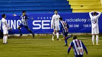 Pemain Alcoyano, Juanan, melakukan selebrasi usai mencetak gol ke gawang Real Madrid pada laga Copa del Rey di Stadion El Collao, Rabu (20/1/2021). Real Madrid takluk dengan skor 2-1. (AP/Jose Breton)
