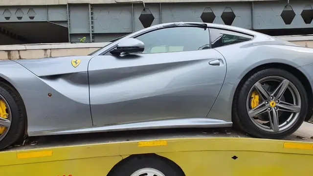 Dalam situs jual beli mobil, harga Ferari F12 Berlinetta sendiri mencapai Rp 9 miliar.