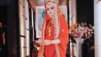Olla Ramlan tampil anggun dalam pakaian tradisional India, kain sari yang berwarna merah dipadukan dengan hijab berwarna krem dan aksesoris yang berwarna emas. (Liputan6.com/IG/@ollaramlanaufar)