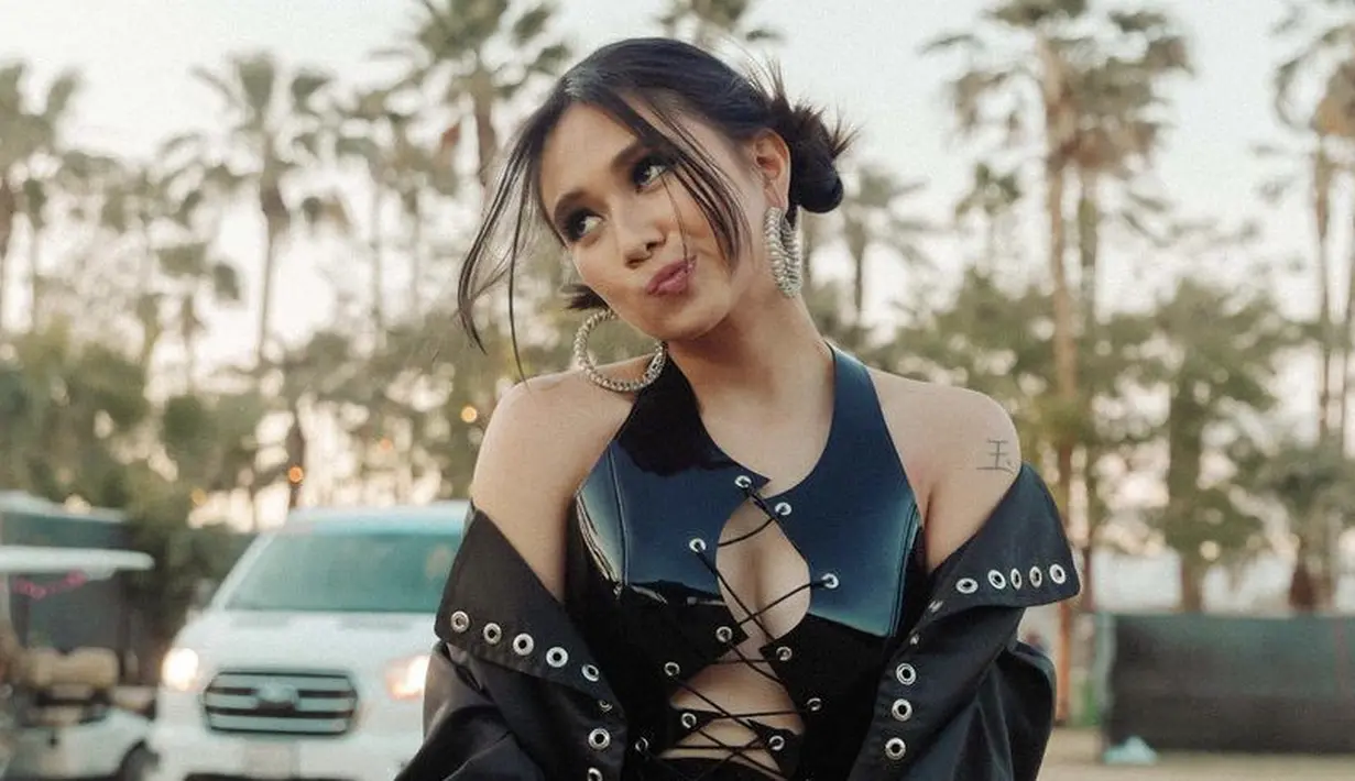 <p>Untuk riasan wajah, Niki memusatkan riasan pada matanya yang bold dengan eyeliner wings, eyeshadow hitamnya. Untuk wajah, ia mengenakan riasan cukup flawless dengan lipstik nudenya.@nikizefanya</p>