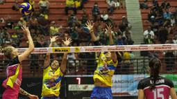 Pevoli Jakarta Pertamina Energi, Mari Stein, berusaha membalikan bola saat melawan Jakarta PGN Popsivo. Jakarta Pertamina Energi berhasil menang dengan skor 24-26, 25-17, 25-19, 25-22, 7-15. (Bola.com/Vitalis Yogi Trisna)