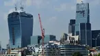 Walkie Talkie, gedung pencakar langit (kanan) di Kota London, 3 September 2013. Gedung bertingkat 37 ini memenangkan Piala Carbuncle yang diberikan setiap tahun kepada gedung yang dipandang sebagai terburuk di Inggris. (REUTERS/Stefan Wermuth/Files)