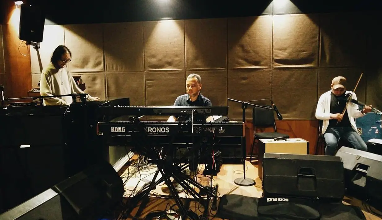 Musikus Yockie Suryo Prayogo (kiri) saat melakukan latihan. Sebelum meninggal, istri Yockie, Tiwi menuturkan bahwa sang suami menderita komplikasi di tubuhnya. (Instagram/yockie_suryo_prayogo)