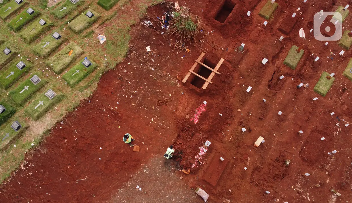 Foto udara menggambarkan lokasi pemakaman jenazah diduga terinfeksi Covid-19 (kanan) di TPU Pondok Ranggon, Jakarta, Kamis {30/4/2020). Berdasar data yang diumumkan pemerintah per 30 April 2020, 10.118 orang positif, 1.522 dinyatakan sembuh dan 792 meninggal. (Liputan6.com/Helmi Fithriansyah)