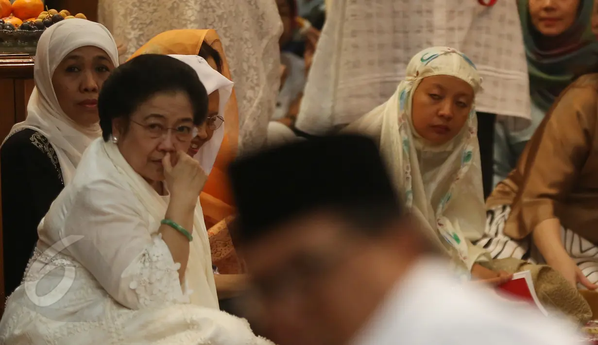 Presiden ke-5 Indonesia Megawati Soekarnoputri menggelar peringatan dua tahun (haul) wafat suaminya, Taufik Kiemas, Jakarta, Senin (8/6/2015). Sejumlah pejabat negara hadir pada acara haul tersebut. (Liputan6.com/Herman Zakharia)