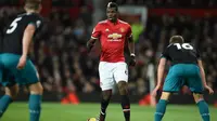 Gelandang Manchester United Paul Pogba mencoba melewati hadangan dua pemain Southampton pada laga di Old Trafford, Sabtu (30/12/2017). (AFP/Oli Scarff)