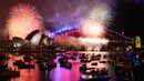 Kembang api meledak di Pelabuhan Sydney saat perayaan Malam Tahun Baru berlangsung di Sydney, Australia, Minggu (31/12/2023). (Dan Himbrechts/AAP Image via AP)
