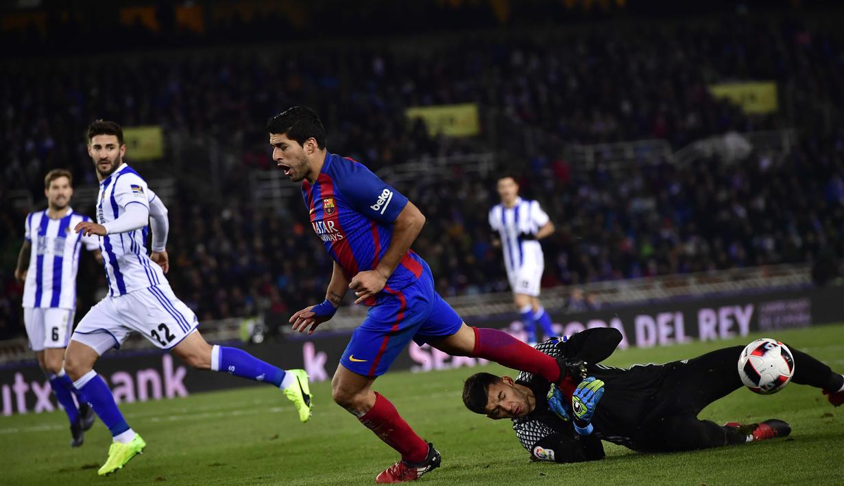 Luis Suarez mencoba melewati kiper Real Sociedad, Geronimo Rulli pada laga prempat final Copa Del Rey di Anoeta stadium, San Sebastian,  Kamis (19/1/2017). Barcelona menang tipis 1-0.  (AP/Alvaro Barrientos)
