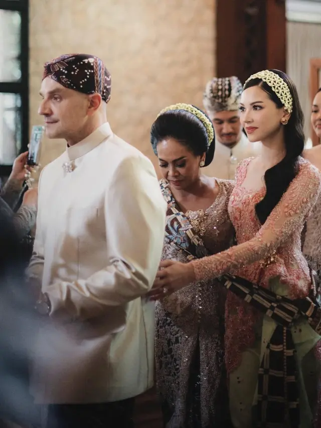 6 Pesona Alyssa Daguise Berkebaya Pink dan Batik Hijau di Siraman, Kombinasi Memukau