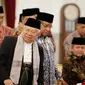 Ketua Umum MUI KH. Ma'ruf Amin dan sejumlah undangan lainnya sebelum melakukan pertemuan di Istana Merdeka, Jakarta, Selasa (1/11). Dalam pertemuan tersebut juga dihadiri Ketua Umum PBNU KH. Said Aqil Siraj. (Liputan6.com/Faizal Fanani)