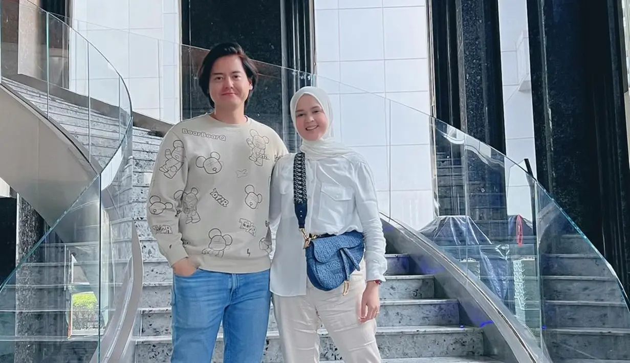 Aktor kelahiran 20 Mei 1982 ini selalu menemani Cut Meyriska di berbagai kegiatan. Momen kebersamaan Roger dan sang istri ini selalu curi perhatian. Tak heran, momen kebersamaan keduanya selalu sukses bikin baper. (Liputan6.com/IG/rogerojey)