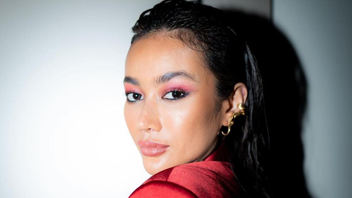 10 Pesona Ratu Felisha Pakai Baju Merah, Aktris Idola Joko Anwar yang ...