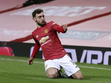 Gelandang Manchester United, Bruno Fernandes merayakan gol yang dicetaknya ke gawang Liverpool dalam laga putaran keempat Piala FA di Stadion Old Trafford, Senin dinihari WIB (25/1/2021). Bruno Fernandes jadi pahlawan kemenangan timnya setelah mencetak gol penentu, 3-2. (Martin Rickett/Pool via AP)