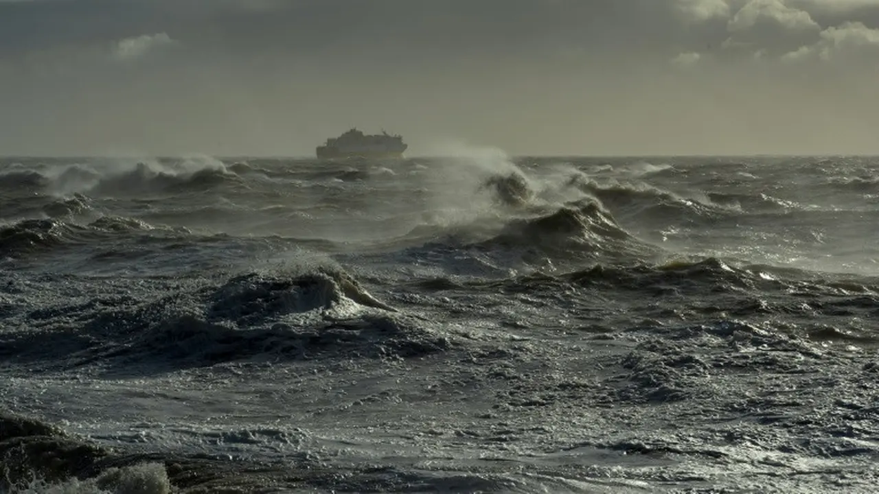 Ombak besar di perairan Irlandia jelang kedatangan Badai Ophelia (AFP)