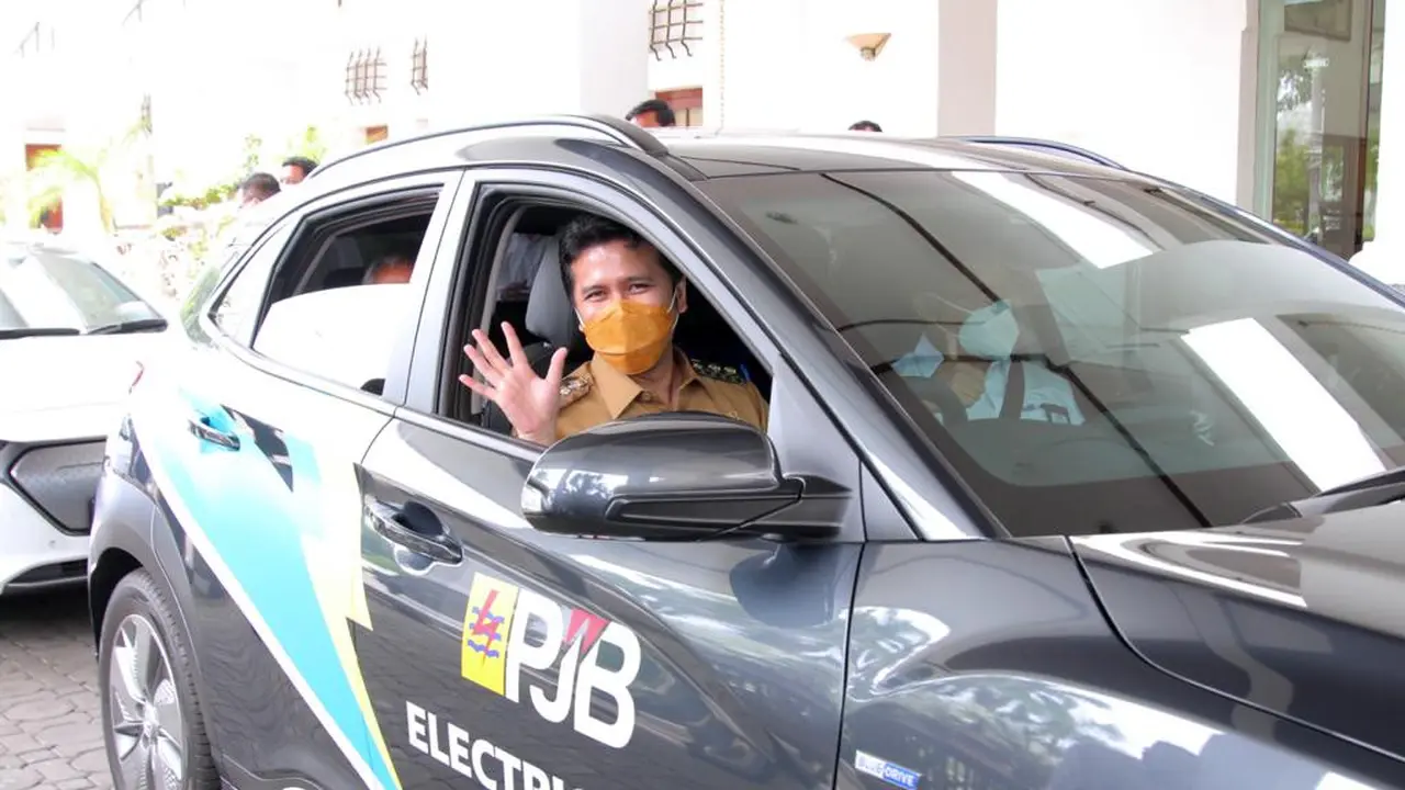 Emil Elestianto Dardak uji coba mobil listrik milik PT Pembangkitan Jawa Bali (PJB). (Dian Kurniawan/Liputan6.com)