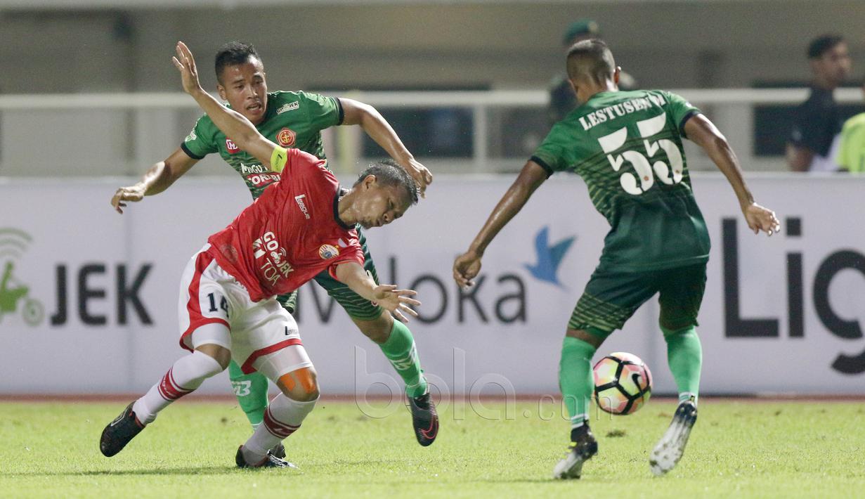 Aksi pemain Persija Jakarta, Ismed Sofyan (tengah) saat berebut bola dengan pemain PS TNI pada laga Liga 1 2017 di Stadion Pakansari, Bogor, (8/6/2017). Persija menang 2-0. (Bola.com/Nicklas Hanoatubun)