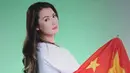 Tak hanya bendera Indonesia dan Vietnam, Maria Ozawa juga tampak berpose dengan bendera China. (Foto: instagram.com/maria.ozawa)