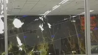 [VIDEO] Keluarga Korban Kecewa, Pejabat Malaysia Dilempari Botol