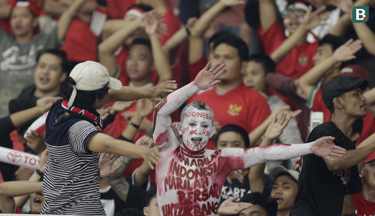 Suporter Indonesia saat menyaksikan laga melawan Chinese Taipei pada laga AFC U-19 di SUGBK, Jakarta, Kamis (18/10/2018). Indonesia menang 3-1 atas Chinese Taipei. (Bola.com/M Iqbal Ichsan)