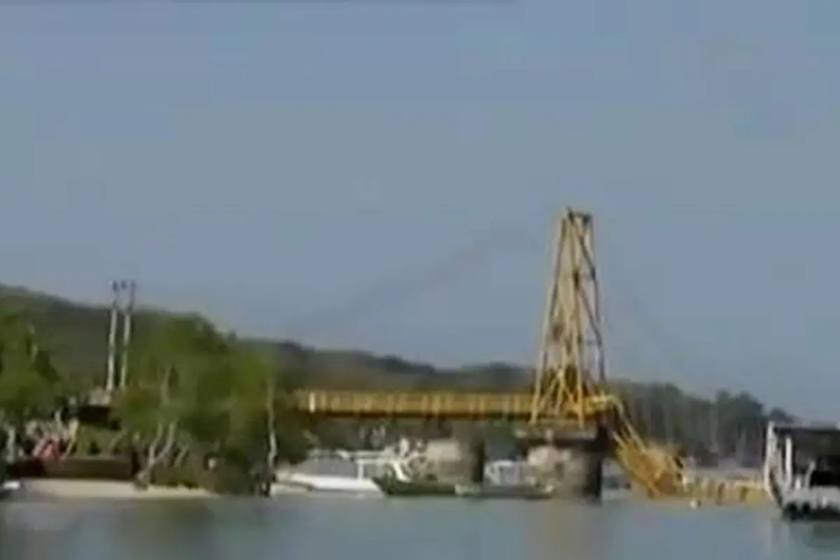 Jembatan Nusa Lembongan Ambruk