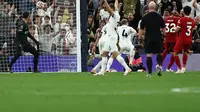 Pemain Tottenham bersorak gembira merayakan gol ke gawang Liverpool (AFP)
