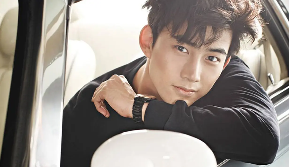 Taecyeon 2PM menjalankan tugas wajib militernya pada 4 September 2017. Ia terdaftar di pusat pelatihan White Horse Unit di Provinsi Gyeonggi. Ia akan menyelesaikan tuga wamilnya pada Juni 2019. (Foto: soompi.com)