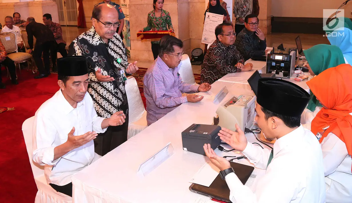 Presiden Joko Widodo berdoa usai membayar zakat di Istana Negara, Jakarta, Rabu (14/6). Tak hanya Jokowi dan Jusuf Kalla, sejumlah menteri dan kepala tinggi lembaga negara turut membayar zakat di Istana hari ini. (Liputan6.com/Angga Yuniar)