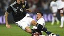 Ekspresi Mauro Icardi yang meringis kesakitan saat dilanggar pemain timnas Meksiko Meksiko pada laga persahabatan yang berlangsung di stadion Malvinas, Rabu (21/11). Argentina menang 2-0 atas Meksiko (AFP/Andres Larrovere)