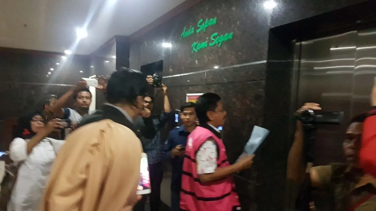 Pimpinan DPRD Sulbar kenakan rompi merah produk Kejati Sulselbar (Liputan6.com/ Eka Hakim)