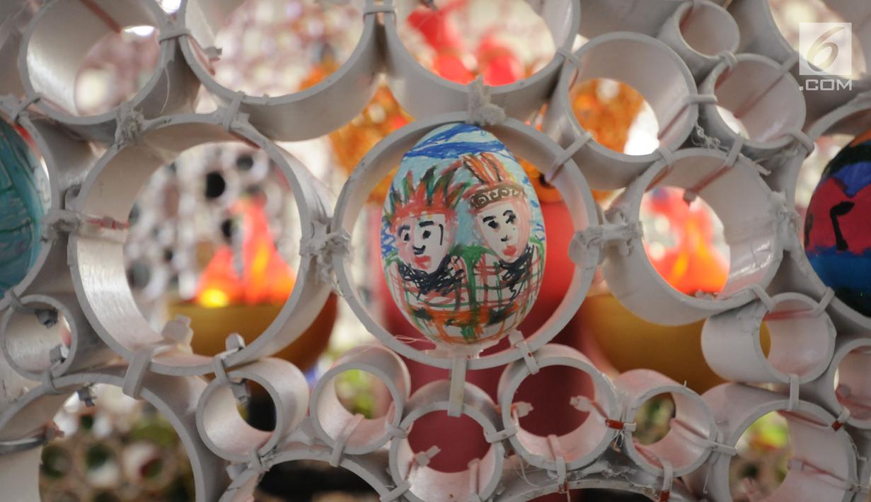 Salah satu hiasan pada salah satu telur paskah yang ada pada dekorasi telur paskah raksasa di Gereja Katedral, Jakarta, Minggu (4/1). Telur telur paskah tersebut dihias dengan tema sila ketiga dalam Pancasila. (Liputan6.com/Helmi Fithriansyah)