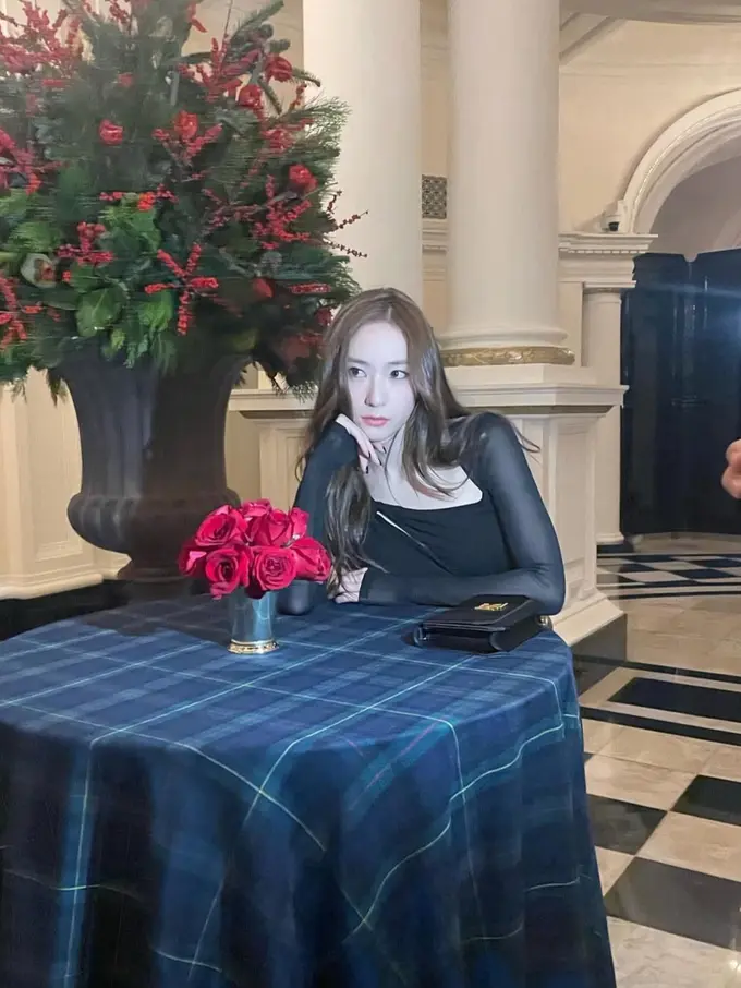 OOTD dinner date ala Krystal Jung yang bisa menjadi referensi untuk tampil memukau di momen spesial (Instagram/@vousmevoyez)
