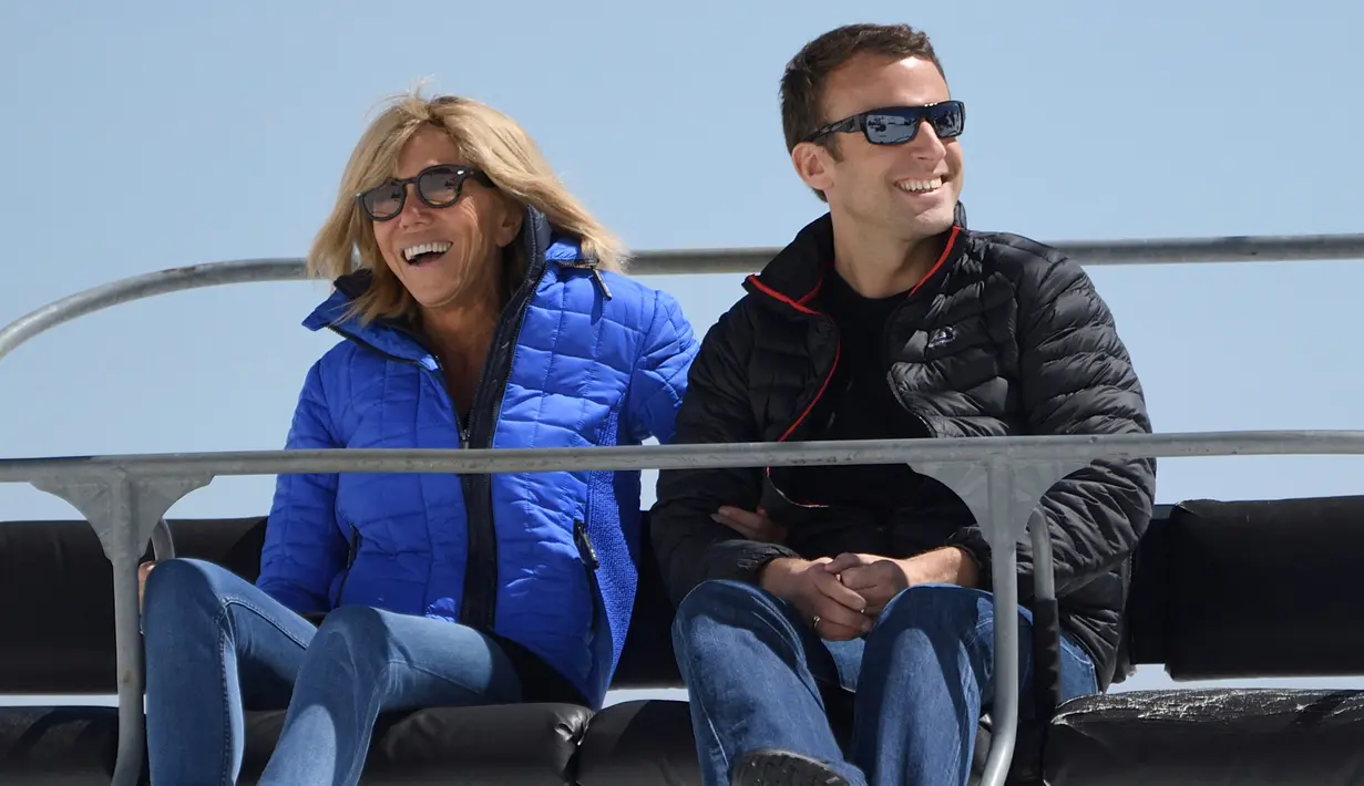 Macron mengaku langsung jatuh hati melihat gurunya (Brigitte Trogneux) dan sempat menyatakan perasaannya meski Trogneux masih menjadi istri sekaligus ibu tiga anak dari pria lain. (AP Images)