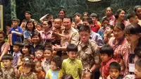 Dalam kesempatan ini, Ahok terlihat bahagia saat bercengkerama dengan anak-anak. Secara bergantian Ahok menggendong tiga anak.